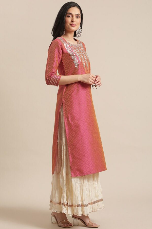 Varanga-Women-Coral-Floral-Embroidered-Thread-Work-Kurta-3-600x900